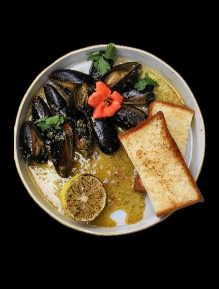 Мидии в белом вине и соусом чимичурри